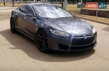 Лифтбек Tesla Model S 2015 в Львове