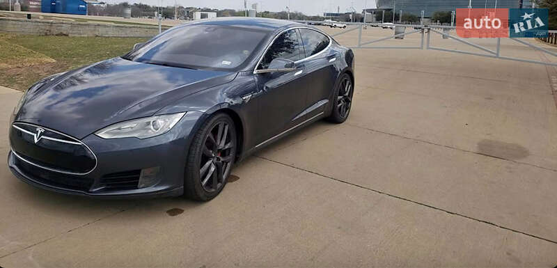 Лифтбек Tesla Model S 2015 в Львове