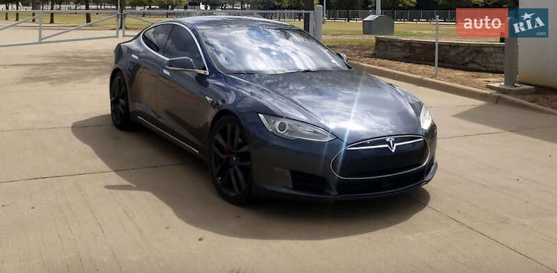 Лифтбек Tesla Model S 2015 в Львове