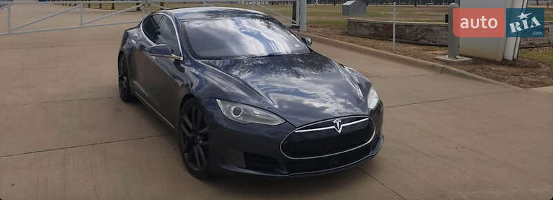 Лифтбек Tesla Model S 2015 в Львове