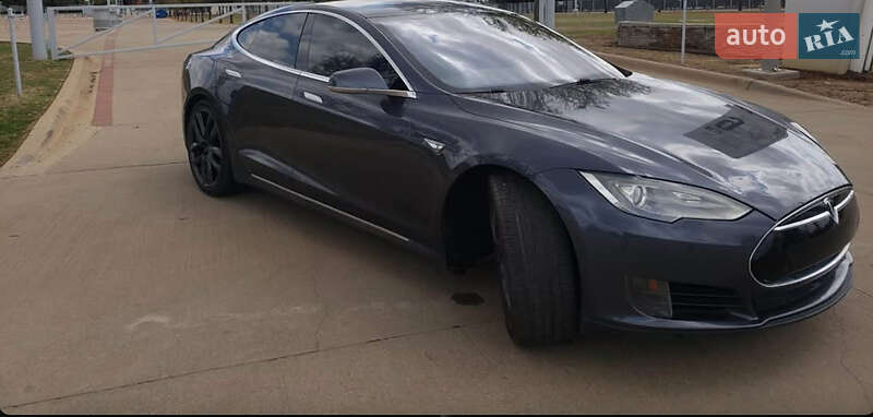 Лифтбек Tesla Model S 2015 в Львове