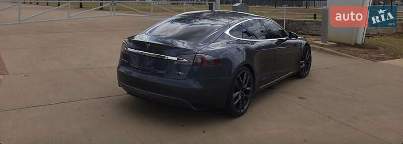 Лифтбек Tesla Model S 2015 в Львове