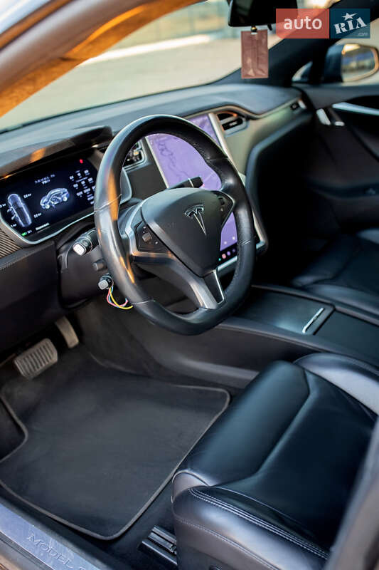 Лифтбек Tesla Model S 2017 в Днепре