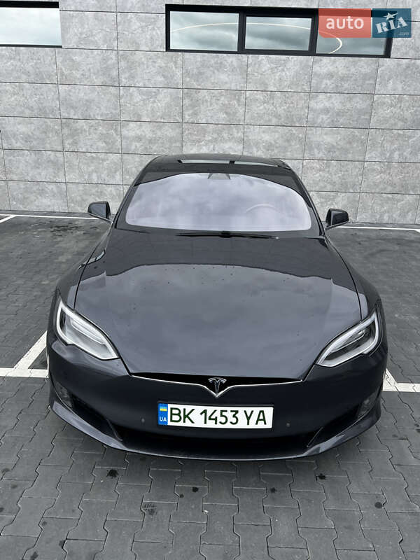 Лифтбек Tesla Model S 2016 в Сарнах