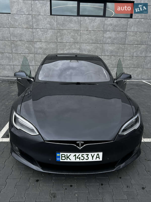 Ліфтбек Tesla Model S 2016 в Сарнах