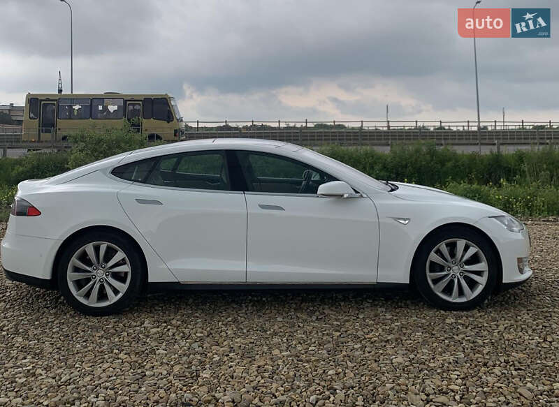 Лифтбек Tesla Model S 2015 в Львове