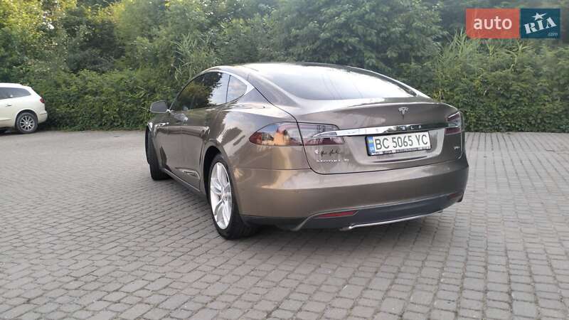 Ліфтбек Tesla Model S 2015 в Львові