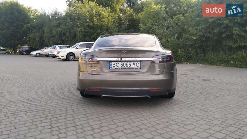 Ліфтбек Tesla Model S 2015 в Львові