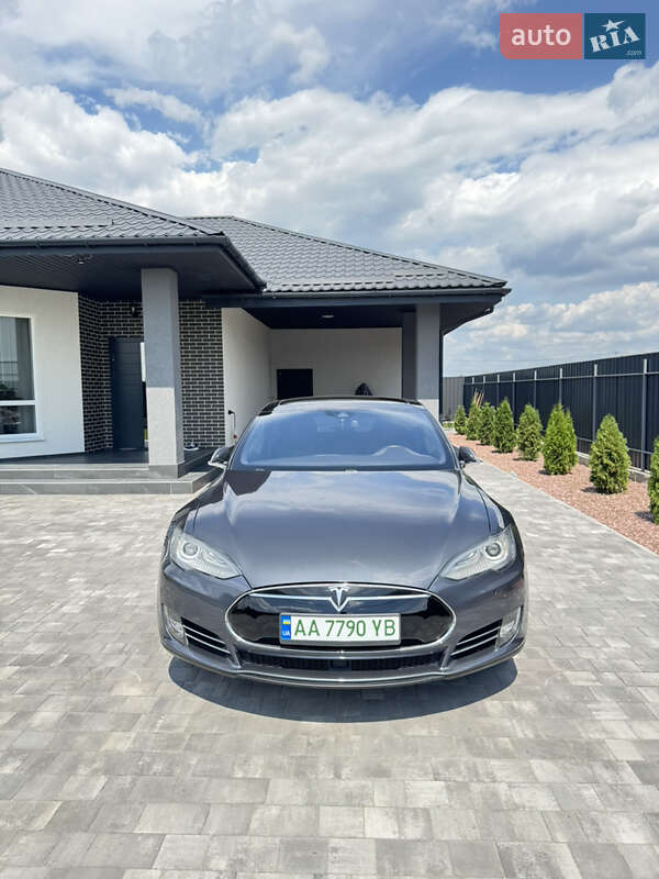 Лифтбек Tesla Model S 2015 в Киеве