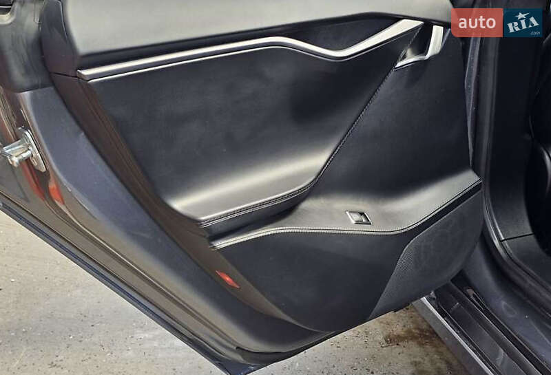 Лифтбек Tesla Model S 2018 в Киеве