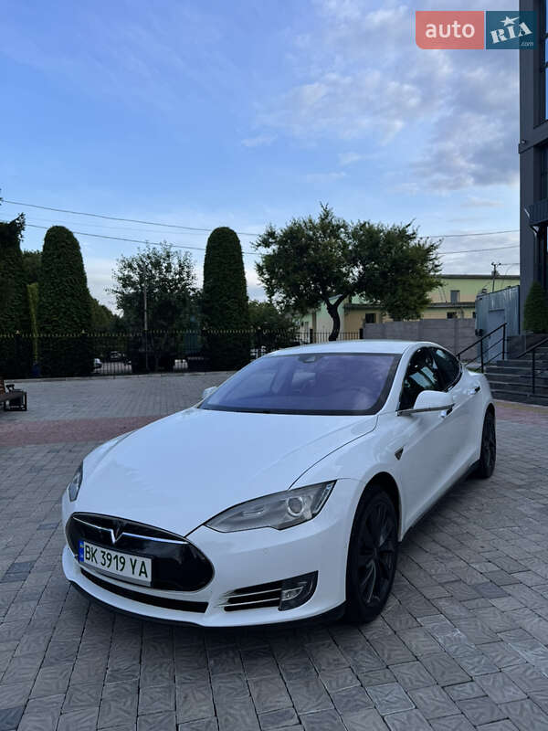 Лифтбек Tesla Model S 2015 в 