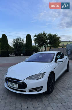 Лифтбек Tesla Model S 2015 в 