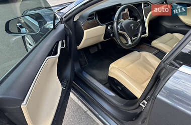 Лифтбек Tesla Model S 2017 в Львове