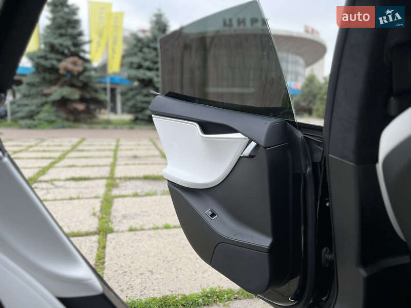 Ліфтбек Tesla Model S 2017 в Харкові