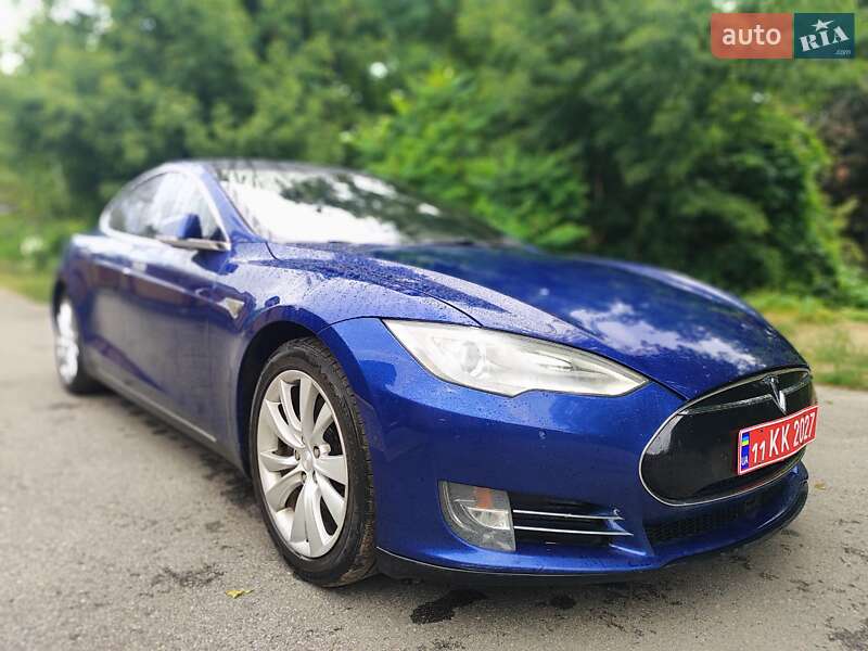 Лифтбек Tesla Model S 2016 в Киеве