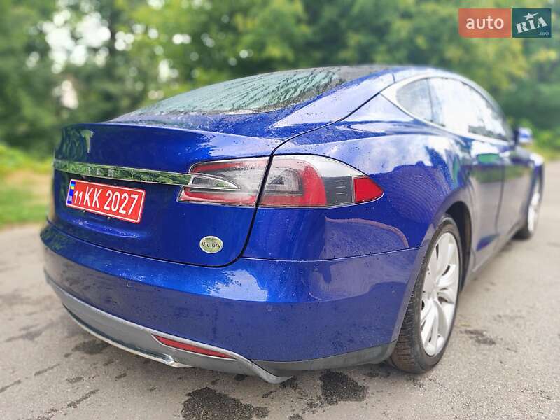 Лифтбек Tesla Model S 2016 в Киеве