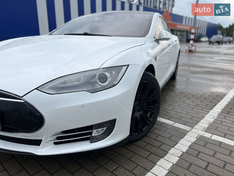 Лифтбек Tesla Model S 2014 в Дубно