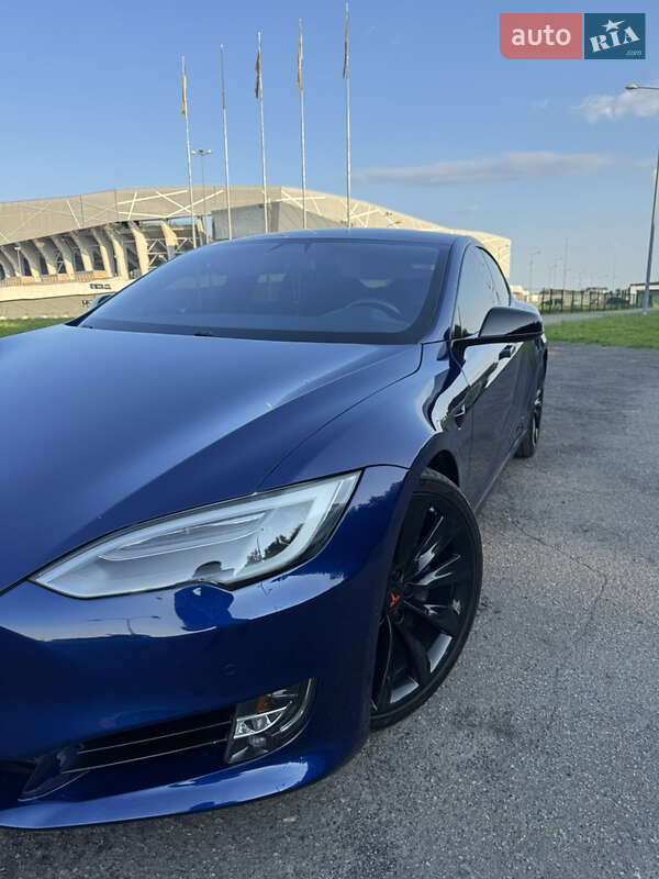 Лифтбек Tesla Model S 2016 в Львове