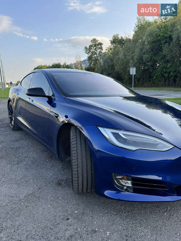 Лифтбек Tesla Model S 2016 в Львове
