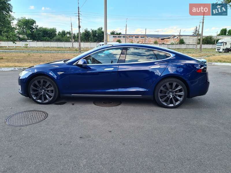 Лифтбек Tesla Model S 2016 в Киеве