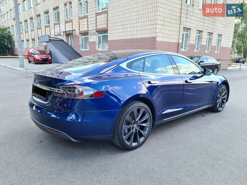 Лифтбек Tesla Model S 2016 в Киеве