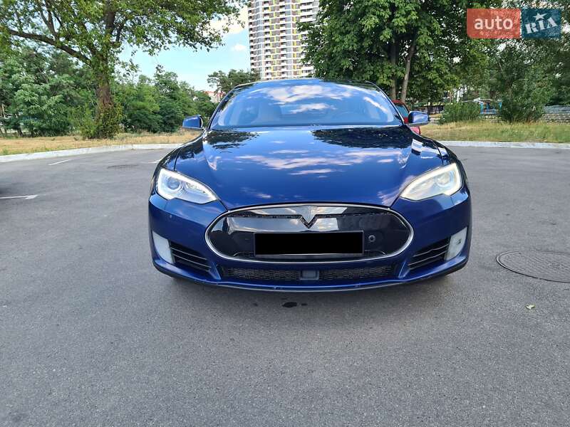 Лифтбек Tesla Model S 2016 в Киеве