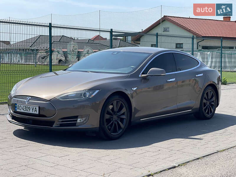 Лифтбек Tesla Model S 2015 в Ужгороде