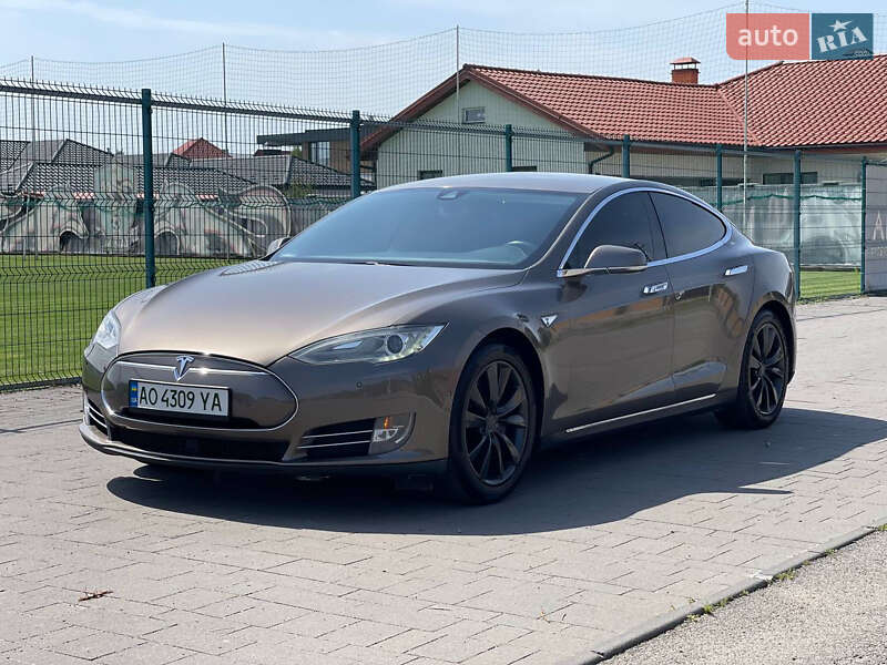 Лифтбек Tesla Model S 2015 в Ужгороде