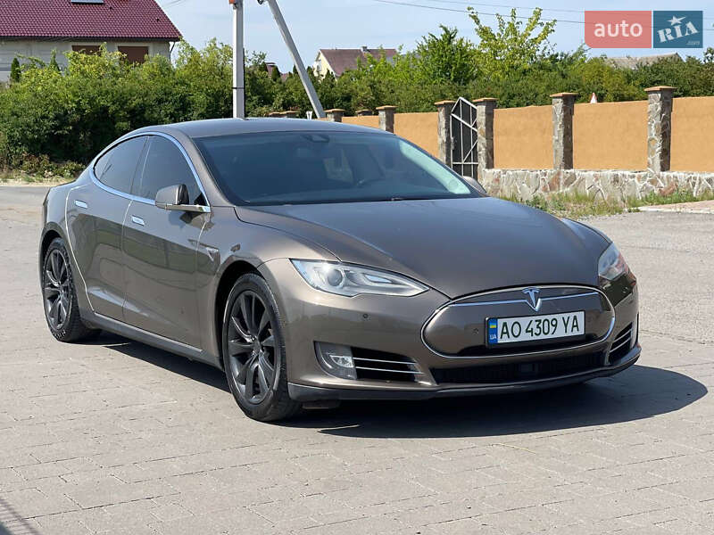 Лифтбек Tesla Model S 2015 в Ужгороде
