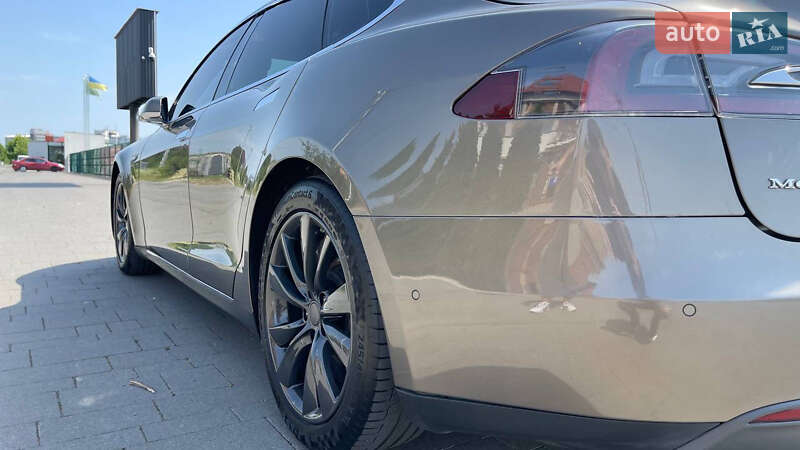 Лифтбек Tesla Model S 2015 в Ужгороде