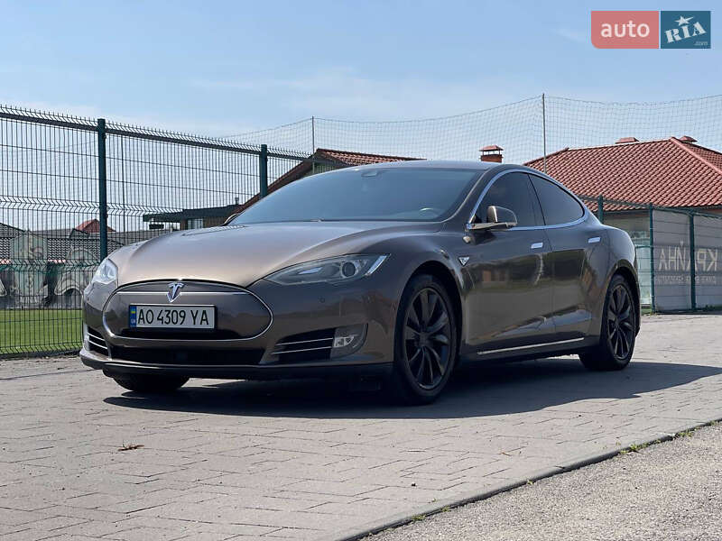 Лифтбек Tesla Model S 2015 в Ужгороде