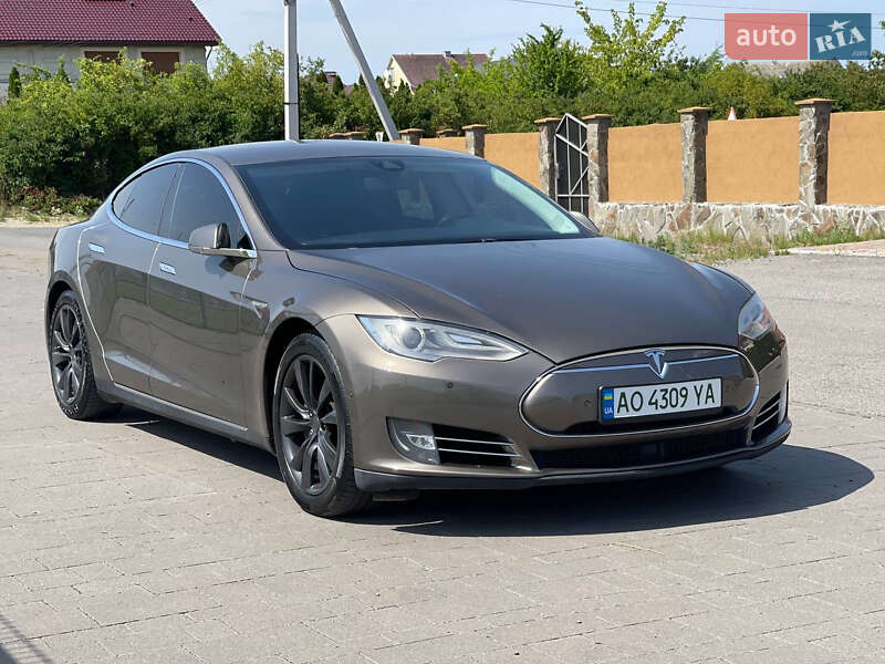Лифтбек Tesla Model S 2015 в Ужгороде