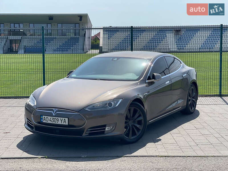 Tesla Model S 2015