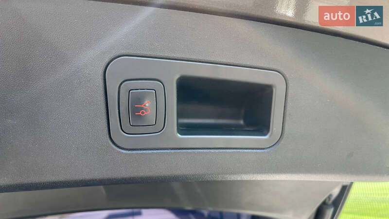 Лифтбек Tesla Model S 2015 в Ужгороде