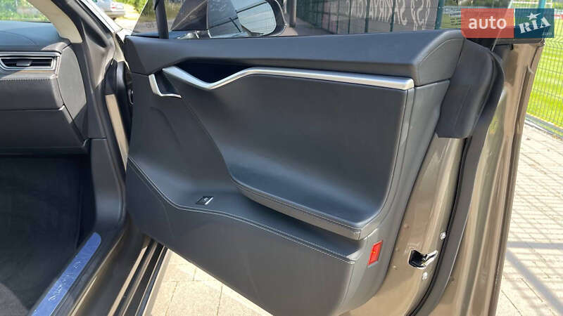 Лифтбек Tesla Model S 2015 в Ужгороде