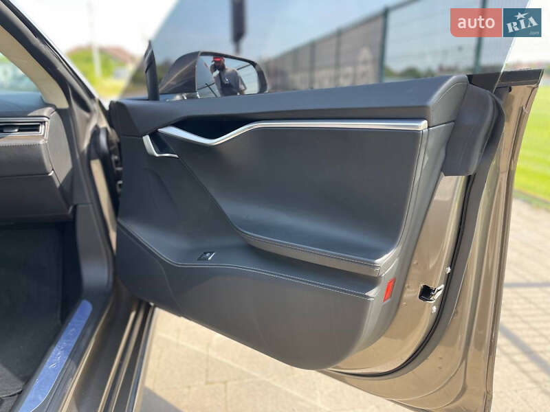 Лифтбек Tesla Model S 2015 в Ужгороде