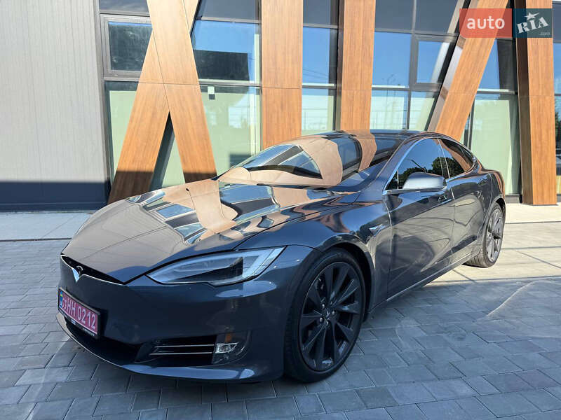 Лифтбек Tesla Model S 2017 в Луцке