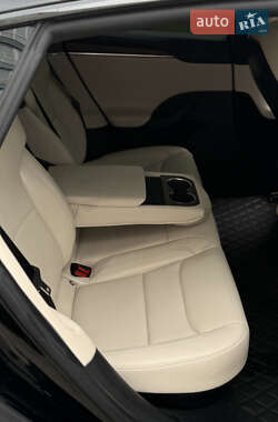 Лифтбек Tesla Model S 2021 в 
