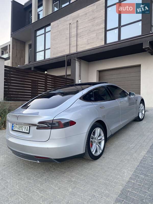 Лифтбек Tesla Model S 2014 в 