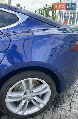 Лифтбек Tesla Model S 2015 в 