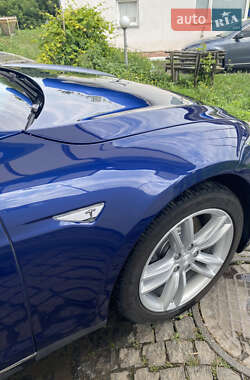 Лифтбек Tesla Model S 2015 в 