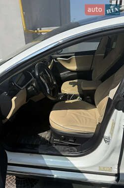 Лифтбек Tesla Model S 2013 в 