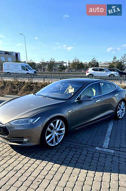 Лифтбек Tesla Model S 2015 в 