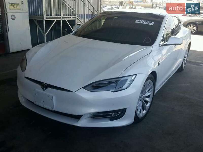 Лифтбек Tesla Model S 2017 в Ивано-Франковске