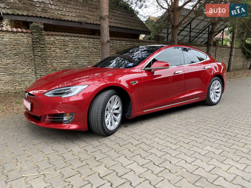 Лифтбек Tesla Model S 2016 в Луцке