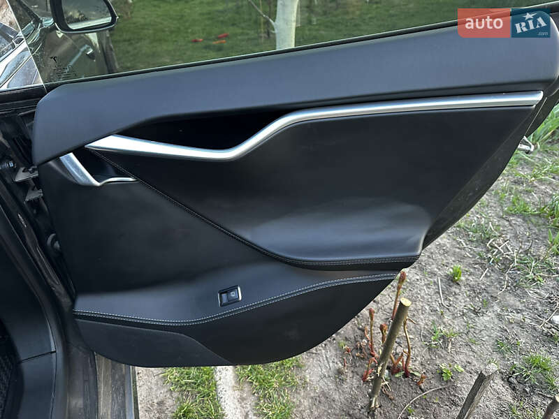 Лифтбек Tesla Model S 2018 в Киеве