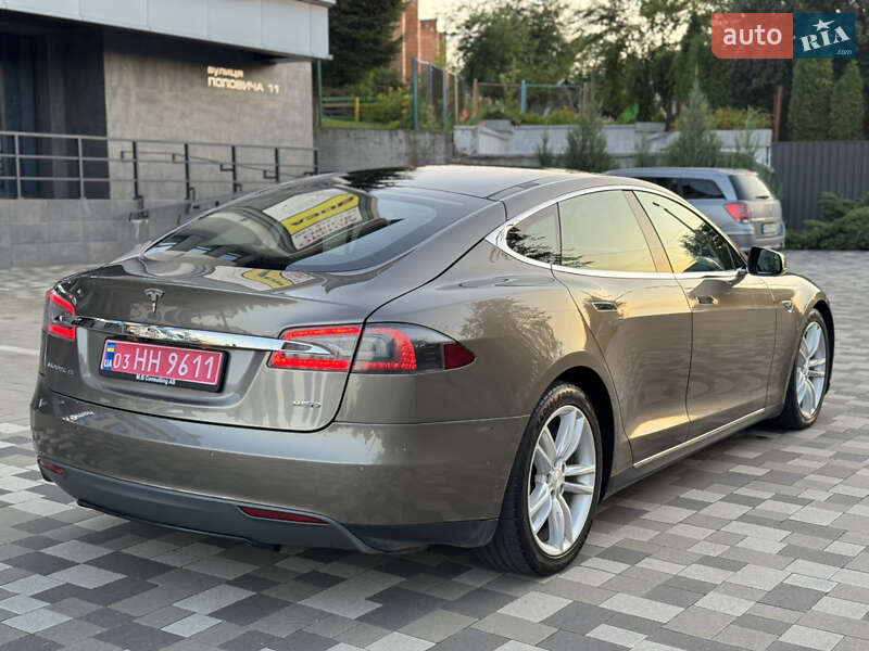 Лифтбек Tesla Model S 2015 в Ровно