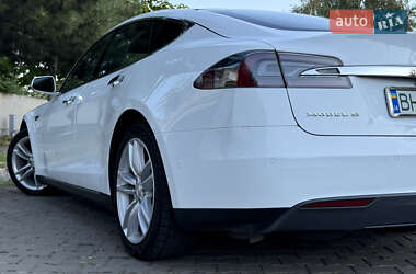 Лифтбек Tesla Model S 2015 в 