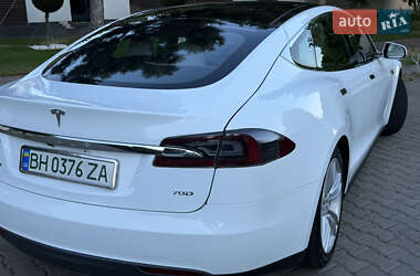 Лифтбек Tesla Model S 2015 в 