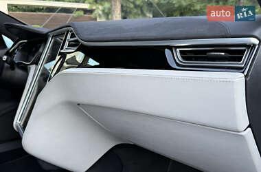 Лифтбек Tesla Model S 2015 в 